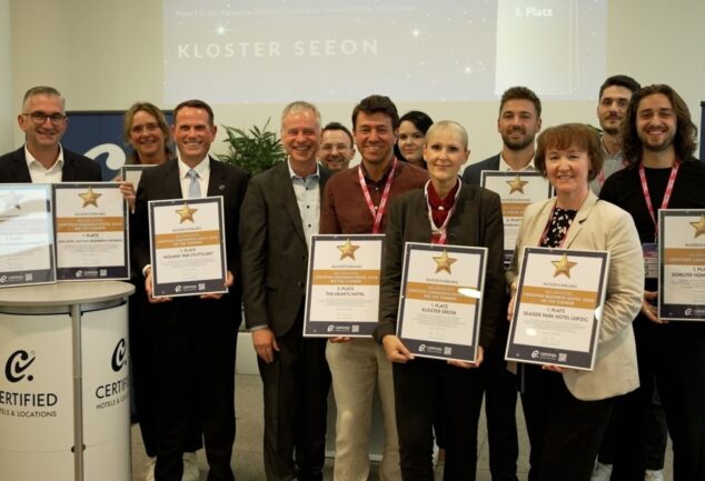 Die Preisträger bei der Preisverleihung des diesjährigen Certified Star-Award mit Certified-Geschäftsführer Till Runte.