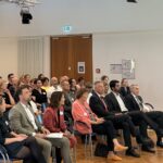 Blick auf Gäste und Teilnehmende während der Eröffnung des Bildungsgipfels.