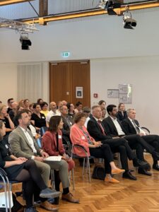 Blick auf Gäste und Teilnehmende während der Eröffnung des Bildungsgipfels.