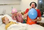 Bremer Klinikclowns unterhalten ein Kind im Krankenhaus.