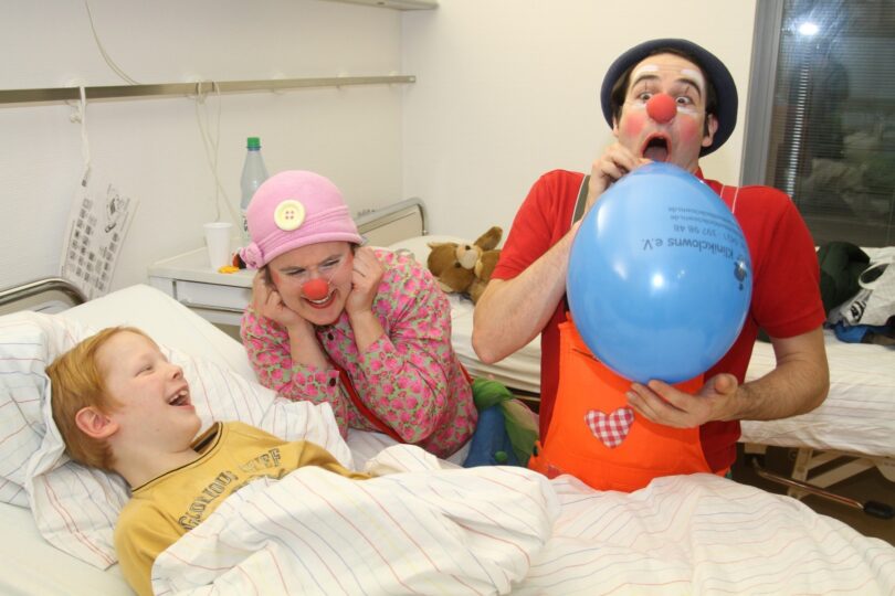 Bremer Klinikclowns unterhalten ein Kind im Krankenhaus.