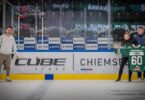 Vertreter des CUBE Store Chiemsee und der Starbulls präsentieren ein Trikot von Shane Hanna in der SPIE Arena.