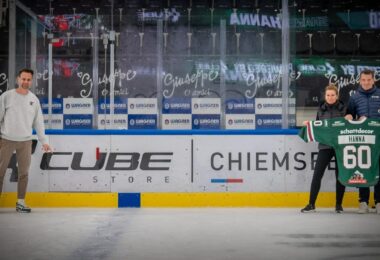 Vertreter des CUBE Store Chiemsee und der Starbulls präsentieren ein Trikot von Shane Hanna in der SPIE Arena.