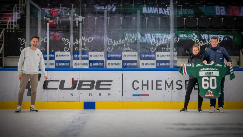 Vertreter des CUBE Store Chiemsee und der Starbulls präsentieren ein Trikot von Shane Hanna in der SPIE Arena.