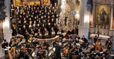 Chorgemeinschaft und Orchester bei einem Konzert in der Pfarrkirche Mariä Himmelfahrt Prien