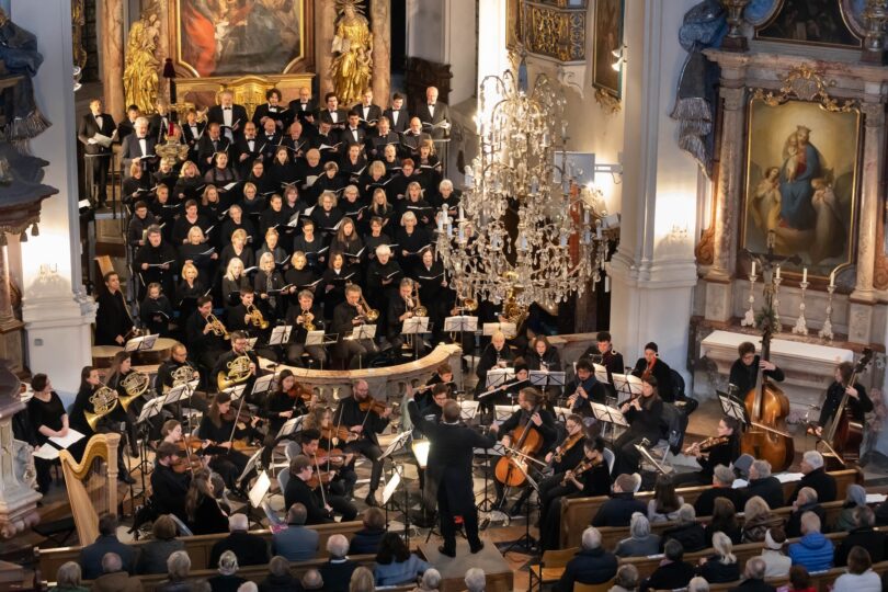 Chorgemeinschaft und Orchester bei einem Konzert in der Pfarrkirche Mariä Himmelfahrt Prien