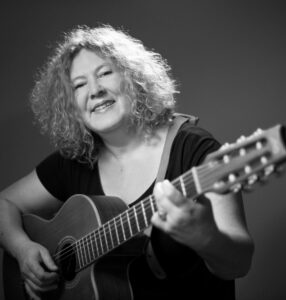 Christina Ullmann, Gesang und Gitarre