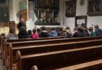 Diakon Heiko Jung bei der Firmvorbereitung in der Pfarrkirche Übersee.
