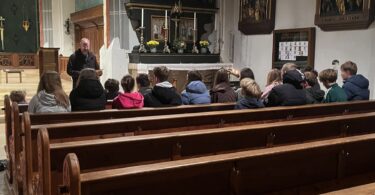 Diakon Heiko Jung bei der Firmvorbereitung in der Pfarrkirche Übersee.