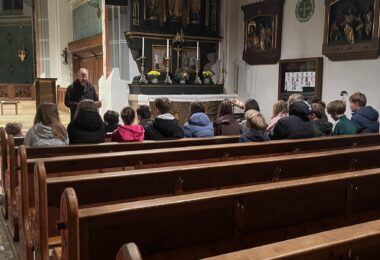 Diakon Heiko Jung bei der Firmvorbereitung in der Pfarrkirche Übersee.