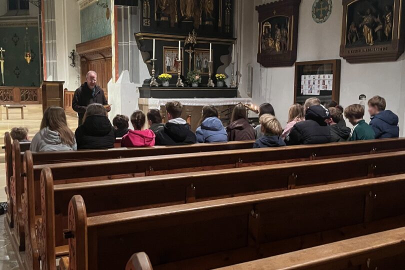 Diakon Heiko Jung bei der Firmvorbereitung in der Pfarrkirche Übersee.