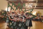 Die Holzlandler Aktiven beim Sterntanz im Saal.