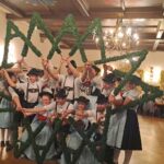 Die Holzlandler Aktiven beim Sterntanz im Saal.