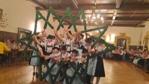 Die Holzlandler Aktiven beim Sterntanz im Saal.