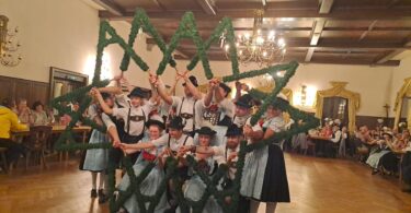 Die Holzlandler Aktiven beim Sterntanz im Saal.