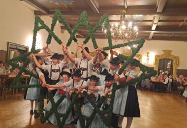 Die Holzlandler Aktiven beim Sterntanz im Saal.