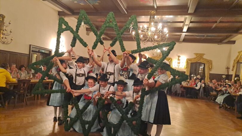 Die Holzlandler Aktiven beim Sterntanz im Saal.