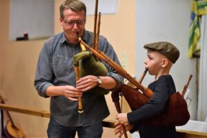 Dudelsackvorführung beim Vortrag über Sackpfeifen.