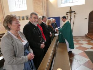 Die Jubelpaare werden einzeln mit der Stola gesegnet.