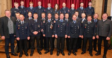 Geehrte Feuerwehrmitglieder bei der Ehrung für 25-jährige Zugehörigkeit.