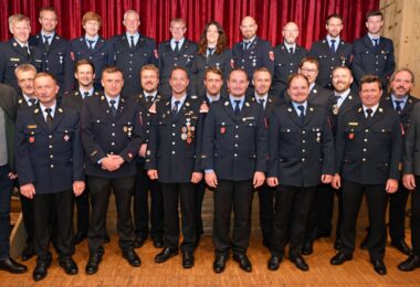 Geehrte Feuerwehrmitglieder bei der Ehrung für 25-jährige Zugehörigkeit.