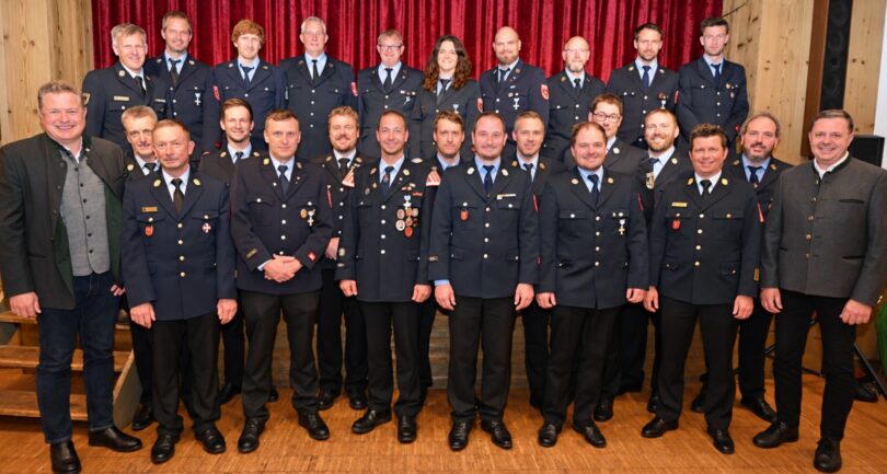 Geehrte Feuerwehrmitglieder bei der Ehrung für 25-jährige Zugehörigkeit.