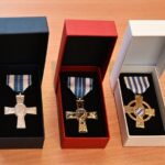 Ehrenzeichen für 25, 40 und 50 Jahre Dienstzeit bei der Feuerwehr.