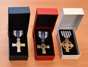Ehrenzeichen für 25, 40 und 50 Jahre Dienstzeit bei der Feuerwehr.