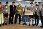 Von links Margit Holzner mit dem Blumengesteck für Schirmherrin Annemarie Haslberger, Stellv. Vorstand Georg Hanslmeier, Gebietsvertreter Franz Leipfinger, Andreas Huber (50 Jahre), Annemarie Haslberger (Schirmherrin Gründungsfest), Stellv. Vorstand Josef Bibinger, 1. Vorstand Gust Grundner, Gauvorstand Michael Hauser