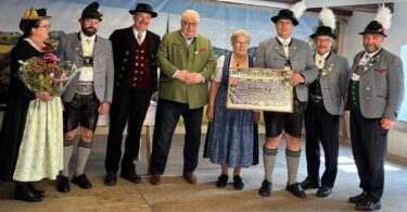 Von links Margit Holzner mit dem Blumengesteck für Schirmherrin Annemarie Haslberger, Stellv. Vorstand Georg Hanslmeier, Gebietsvertreter Franz Leipfinger, Andreas Huber (50 Jahre), Annemarie Haslberger (Schirmherrin Gründungsfest), Stellv. Vorstand Josef Bibinger, 1. Vorstand Gust Grundner, Gauvorstand Michael Hauser