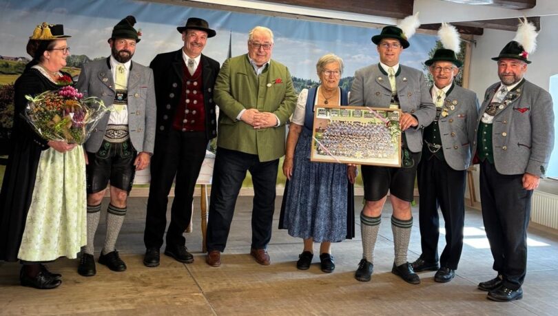Von links Margit Holzner mit dem Blumengesteck für Schirmherrin Annemarie Haslberger, Stellv. Vorstand Georg Hanslmeier, Gebietsvertreter Franz Leipfinger, Andreas Huber (50 Jahre), Annemarie Haslberger (Schirmherrin Gründungsfest), Stellv. Vorstand Josef Bibinger, 1. Vorstand Gust Grundner, Gauvorstand Michael Hauser