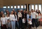 Über 80 neue deutsche Staatsbürger erhielten im Landratsamt ihre Einbürgerungsurkunden, begleitet von Mitarbeitern der Staatsangehörigkeitsbehörde.