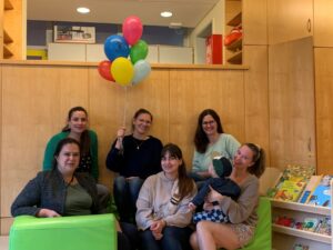 Mariella Röben und Elisabeth Graf Albrecht mit den ehrenamtlichen Leitungen Barbara Jäger, Nabella Herold, Yasemin Akkan und Tina Luft.