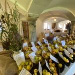 Sortenausstellung des Biodiversitätsprojekts „Apfel‑Birne‑Berge“ im Kuhstall des Vierseithofs.