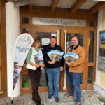Eggstätts Bürgermeister Christoph Kraus (Mitte), Zweiter Bürgermeister Stefan Meier (rechts) und TI-Leitung Julia Kraus (links) freuen sich über das neue Druckwerk.