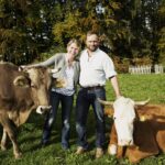 Rosina und Sepp Gabriel mit Familie vor der Alpenkulisse.