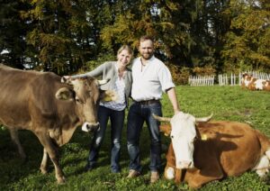 Rosina und Sepp Gabriel mit Familie vor der Alpenkulisse.