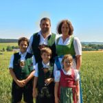 Evi und Kaspar Gasteiger mit ihren Kühen.