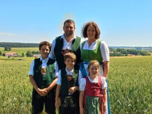 Evi und Kaspar Gasteiger mit ihren Kühen.