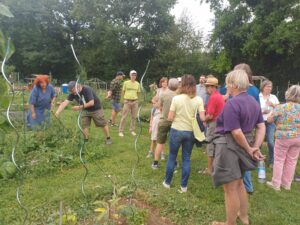 Besucherinnen und Besucher beim Sommerfest im Gemeinschaftsgarten Übersee.