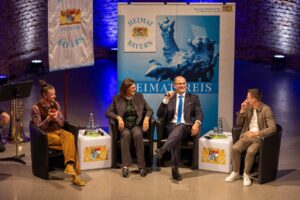Podiumsgespräch mit Moderatorinnen und Moderatoren beim Heimatpreis.