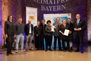 Gruppe von Preisträgern und Gästen während der Veranstaltung.