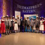 Vertreter von Hebertsfelden mit Auszeichnung und Urkunde.