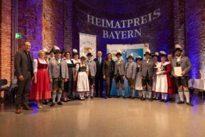 Vertreter von Hebertsfelden mit Auszeichnung und Urkunde.