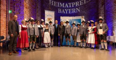Vertreter von Hebertsfelden mit Auszeichnung und Urkunde.
