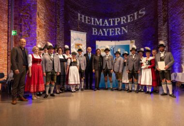 Vertreter von Hebertsfelden mit Auszeichnung und Urkunde.