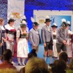 Vertreter von Hebertsfelden in Tracht auf der Bühne.