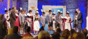 Vertreter von Hebertsfelden in Tracht auf der Bühne.