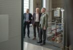 Thomas Günther (Mitte), technischer Betriebsleiter von Salus, erläuterte Landrat Otto Lederer und Peter Heßner von der Wirtschaftsförderstelle im Landratsamt Rosenheim die Besonderheiten des Biomasseheizwerks.