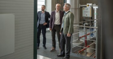 Thomas Günther (Mitte), technischer Betriebsleiter von Salus, erläuterte Landrat Otto Lederer und Peter Heßner von der Wirtschaftsförderstelle im Landratsamt Rosenheim die Besonderheiten des Biomasseheizwerks.